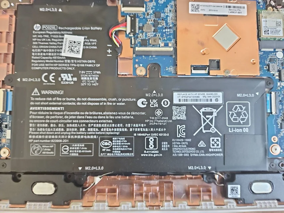 Close-up inspection of the battery, connector and surrounding components before replacement Close-up of an HP laptop battery during replacement compatibility checks