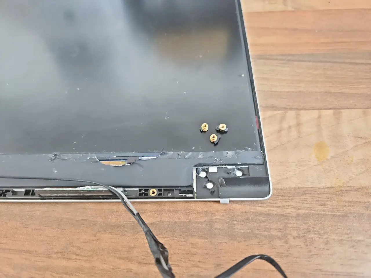 Laptop hinge diagnosis checking casing, screen bezel and hinge mounts before repair